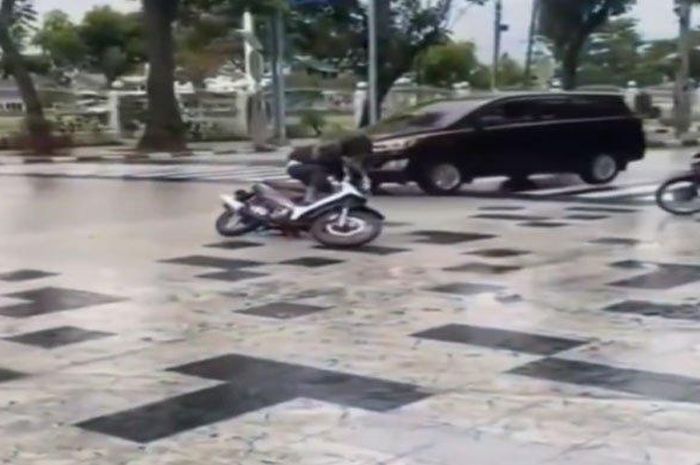 Salah satu pengendara motor jatuh akibat perempatan jalan di kota Medan diganti pakai keramik