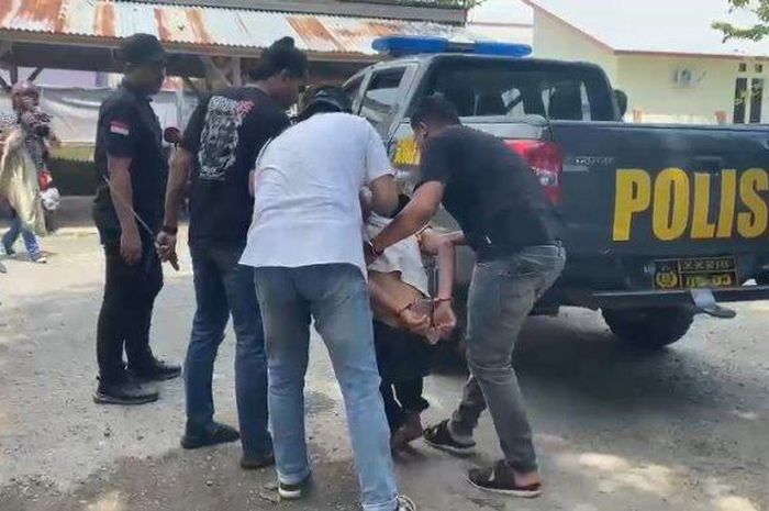 Anggota Satreskrim Polres Polewali Mandar menangkap RF (14) remaja yang ngamuk nyaris bunuh ibu kandung karena gak dibelikan motor