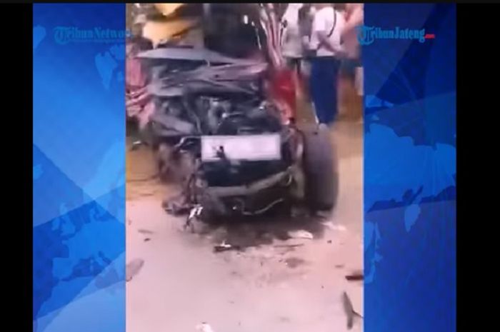 Kecelakaan horor Daihatsu Taruna tebas motor, pikap sampai truk di Demak. Korban tergeletak tak bernyawa