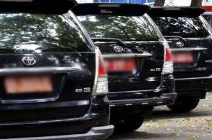 Ilustrasi mobil dinas pelat merah menunggak pajak