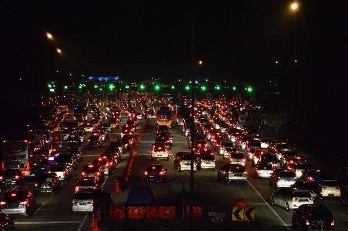 Rata-rata kondisi jalan tol di malam hari terasa gelap karena memang jarak lampu penerangan di atur standar internasional
