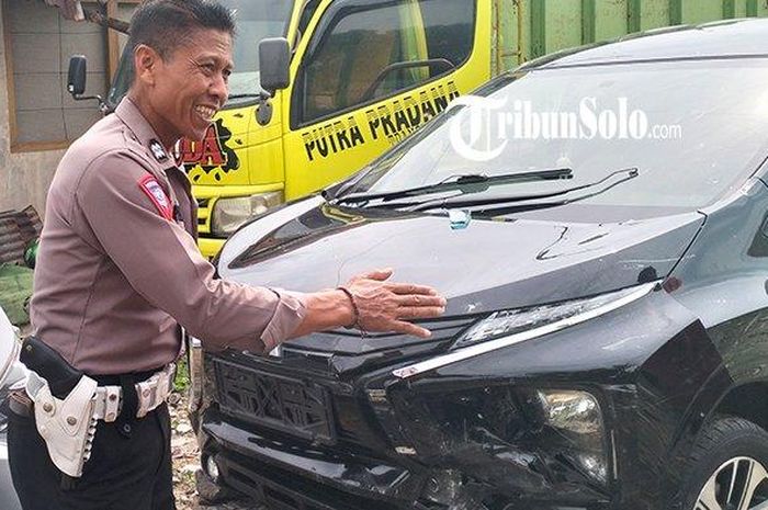 Mitsubishi Xpander satroni minimarket sampai ke dalam. Ini gara-garanya