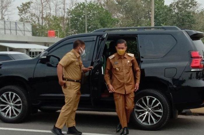 Wali Kota Serang, Syafrudin turun dari Toyota Land Cruiser Prado dinas pelat merah