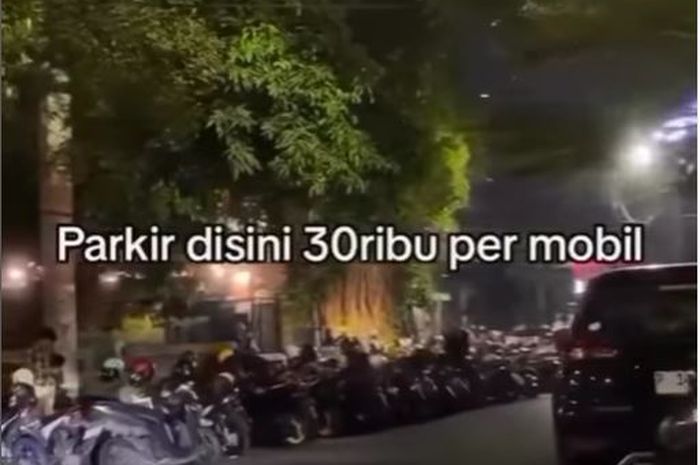 Cuplikan video pengemudi mobil yang mengeluh tarif parkir di Taman Apsari, Surabaya Rp 30 ribu