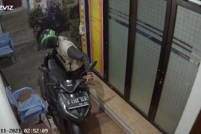 Rekaman CCTV pelaku maling motor petik Honda Vario 125 dari rumah warga Jl Nipah 1, Kebayoran Baru, Jakarta Selatan
