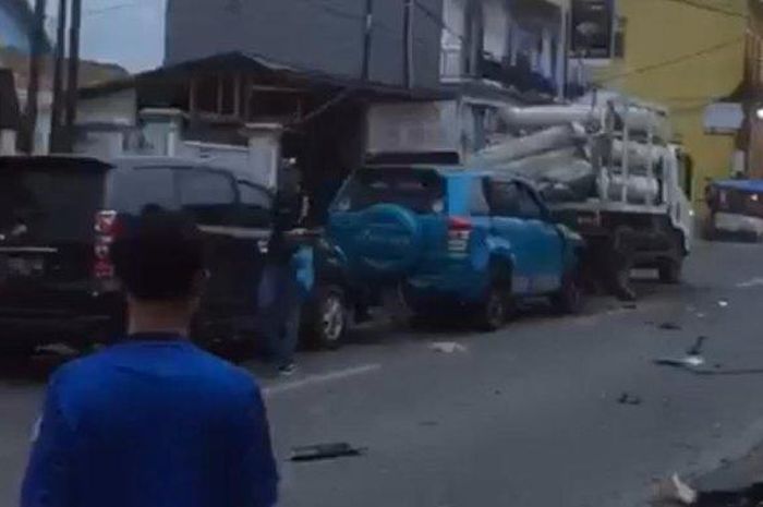 Gas CNG yang diangkut truk mendadak meledak dan menghentak mobil dan pemotor di belakangnya. 2 tewas