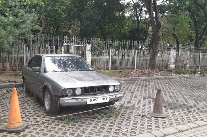 Sebuah BMW selama 7 tahun terparkir di IRTI Monas, Jakarta Pusat