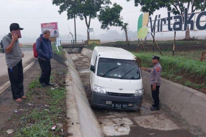 Daihatsu Gran Max ditemukan warga di irigasi pada pagi hari, pengemudi tak tau dimana