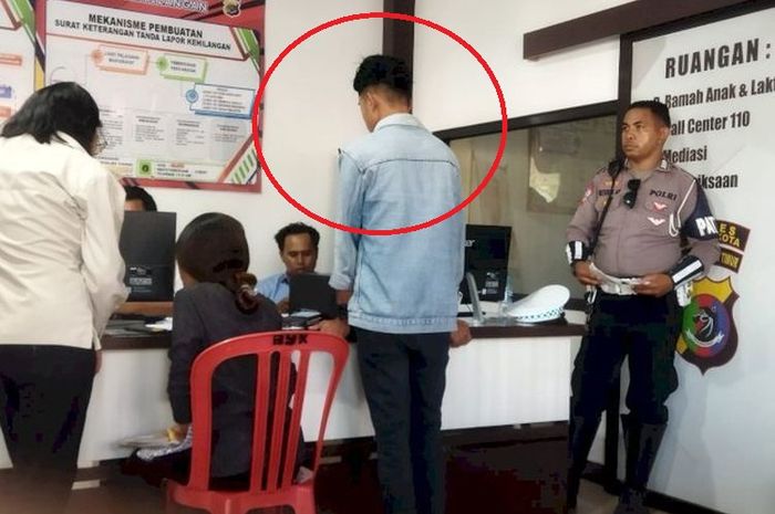 Dalam lingkaran merah, petugas SPBU yang nekat meludahi Polisi saat ditilang karena tidak pakai helm dan tidak memasang pelat nomor di Kayu Putih, Oebobo, kota Kupang, Nusa Tenggara Timur