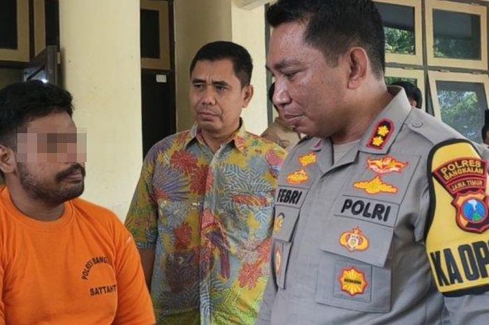 SP (28) berbaju tahanan oranye ketika ditanya alasan maling Honda BeAT oleh Kapolres Bangkalan, AKBP Febri Isman Jaya