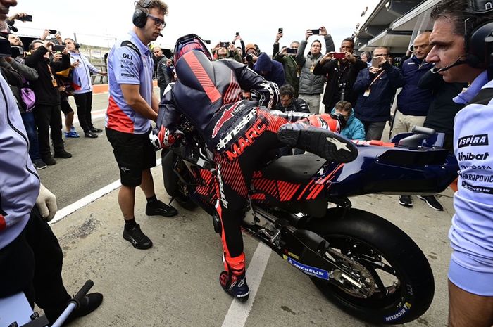 Marc Marquez menjadi pusat perhatian saat tes motor Ducati di Valencia