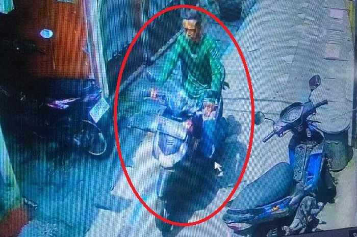 Dalam lingkaran merah, pelaku maling yang menggasak Honda BeAT sampai HP Xiaomi di rumah kos Jl Keputih Gang Langgar, Sukolilo, Surabaya 