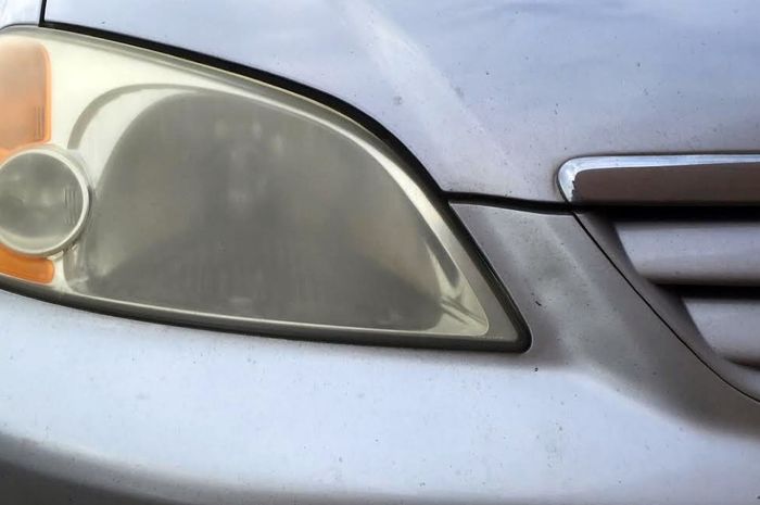 Ilustrasi. Mika lampu mobil menguning ternyata masih bisa dibersihkan.