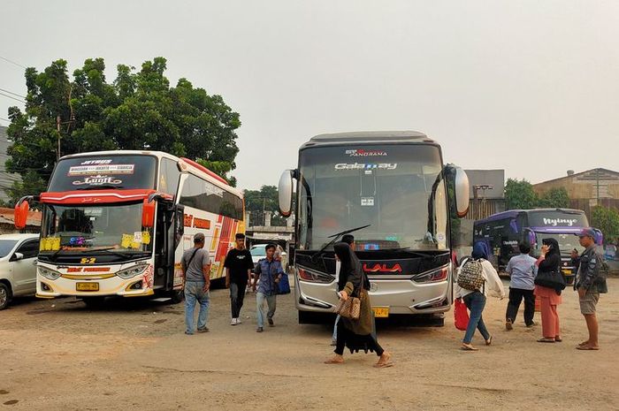 Suasana Terminal Bus AKAP Lebak Bulus  