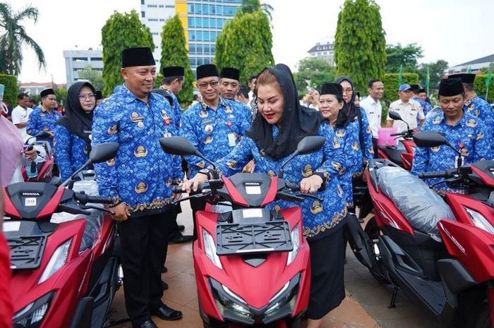 Wali Kota Semarang, Hevearita Gunaryanti Rahayu berikan 177 unit Honda Vario 160 untuk lurah se kota Semarang, (29/11/23)