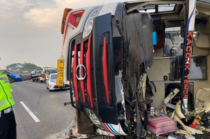 Bus PO Tentrem rebahan kondisi wajah ringsek usai hantam truk tronton di Tol Sidoarjo