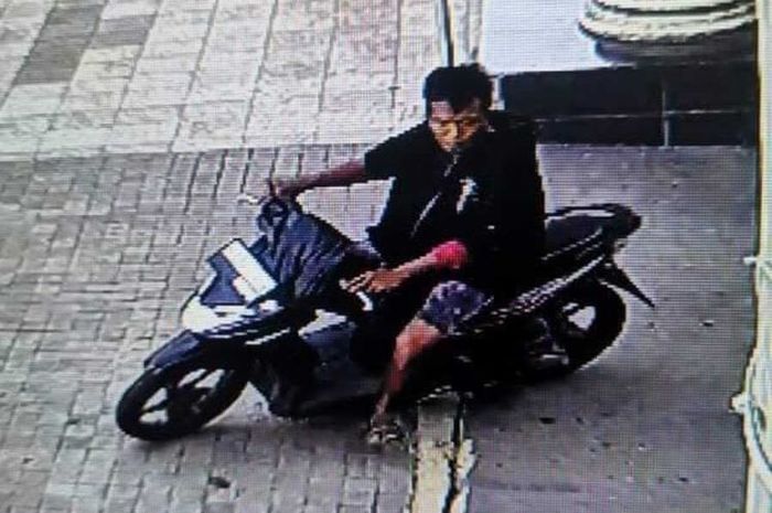 Pelaku maling Honda BeAT di parkiran Balai Kota Semarang terekam CCTV, ciri-cirinya berjaket hitam dan celana pendek