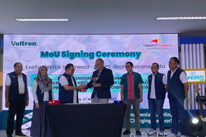 Penandatanganan MoU antara PT Exelly Elektrik Indonesia (Voltron) dengan PT Graha Sarana Duta (TelkomProperty) dalam penyediaan layanan charging station