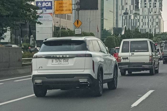 Jaecoo 7 kepergok di jalan Jakarta