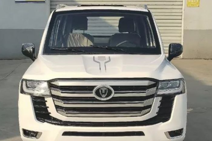 appearance of the lite version of the Toyota Land Cruiser 300 circulating in China