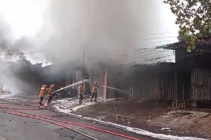 Toko oli dan bengkel mobil di Panekan, Magetan terbakar hebat saat karyawan disuruh pemilik rebus air