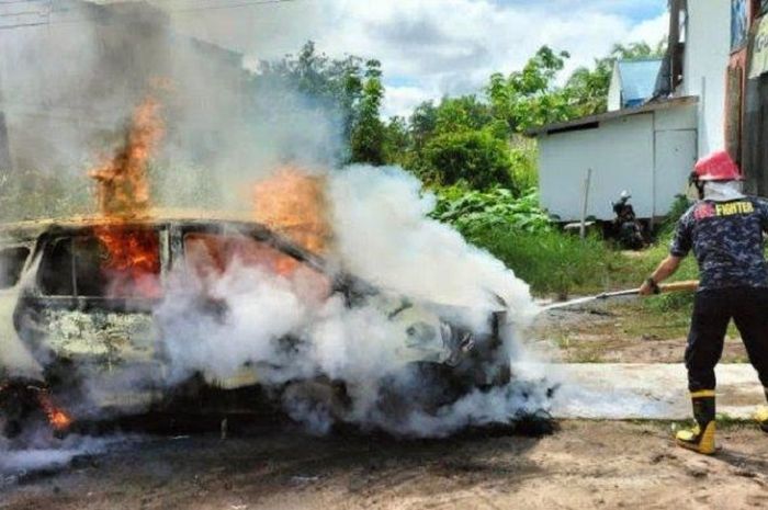 Daihatsu Sigra diserbu api luar dalam usai keluar dari SPBU