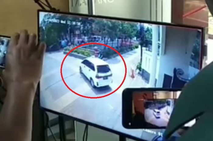 Rekaman CCTV saat Toyota Avanza yang parkir di belakang Balai Kota Semarang diambil orang, diduga pemilik kasus gadai