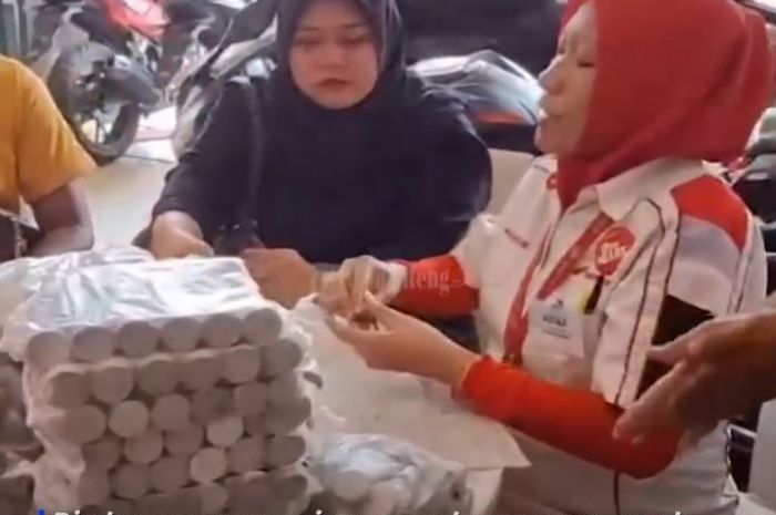 Nadiah Yasmin, Guru Honorer (pakaian hitam) asal Tegal, Jawa Tengah beli Honda Vario 125 cash pakai uang koin