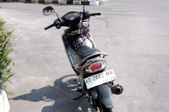 Jupiter MX tak bertuan menyendiri di perempatan jalan selama dua jam. Kondisi mesin nyala