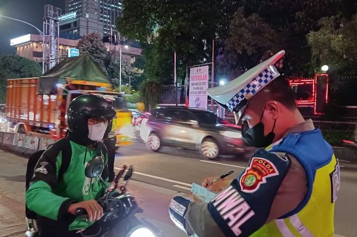Jaelani, ojek online yang ditilang manual oleh polisi karena terobos jalur Transjakarta di Jalan Gatot Subroto, Selasa (16/5/2023).(KOMPAS.com/RIZKY SYAHRIAL)  