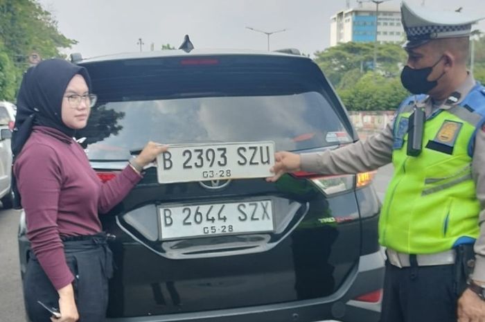 Wanita pengemudi Toyota Rush ketahuan pakai pelat nomor palsu untuk hindari ganjil genap