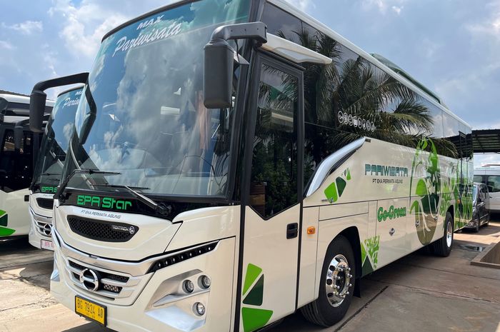 PT Hino Motors Sales Indonesia (HMSI) menyerahkan 6 unit sasis busnya kepada PO EPA Star