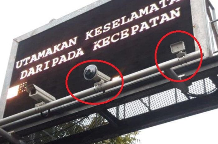 Dalam lingkaran merah merupakan lampu flash kamera tilang elektronik di Jl Ahmad Yani, Solo dekat Solo Square