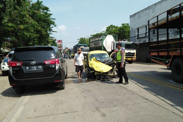Kondisi Daihatsu Ayla yang terlibat kecelakaan dengan dua truk dan Toyota Avanza di jalur pantura Gresik
