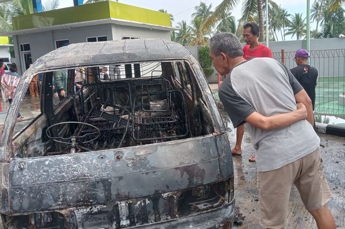 Suzuki Carry Futura terbakar di SPBU Jl KH Saleh, kampung Kandang Sapi, desa Sindang Asih, Karangtengah, Cianjur