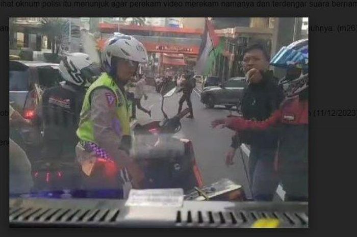 Polantas hentikan relawan ambulans di Jaksel. Dirlantas Polda Metro Jaya, Kombes Latif Usman, memberikan penjelasan terkait video pengendara sebagai relawan ambulans diberhentikan polisi.
