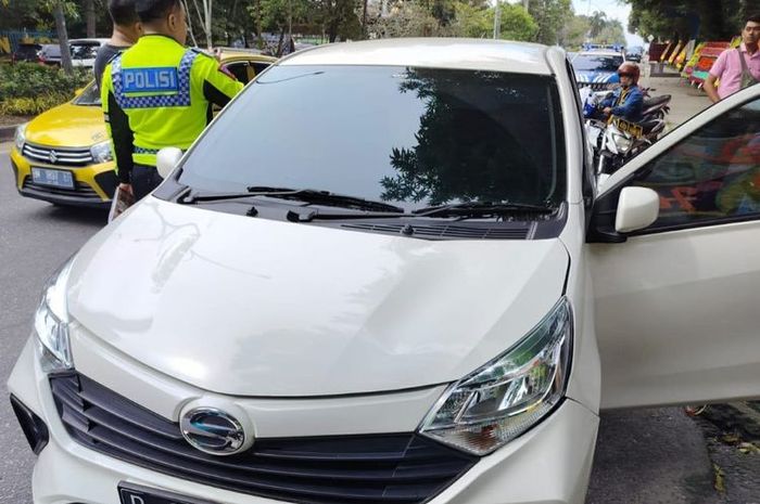 Daihatsu Sigra milik dokter Andy Avianto Tampubolon yang menabrak wanita penyapu jalan karena terkena serangan jantung di Jl Diponegoro, Pekanbaru, Riau