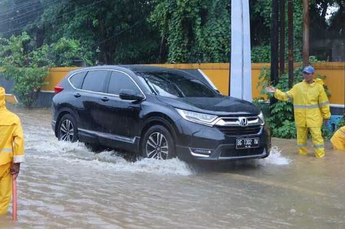 Terpaksa terjang banjir, segini ketinggian air yang aman dilalui mobil.
