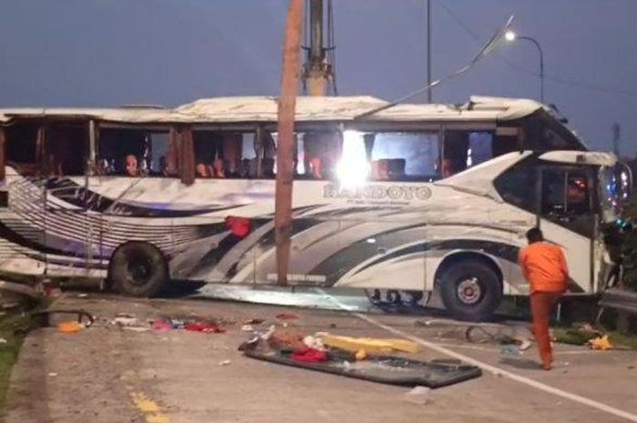 Kecelakaan maut dialami Bus Handoyo jurusan Yogyakarta-Bogor di Tol Cipali pada Jumat (15/12/2023) sore. Simak daftar nama korban kecelakaan Tol Cipali hari Jumat, termasuk balita yang meninggal. Kecelakaan ini menewaskan 12 orang dan melukai 9 orang.