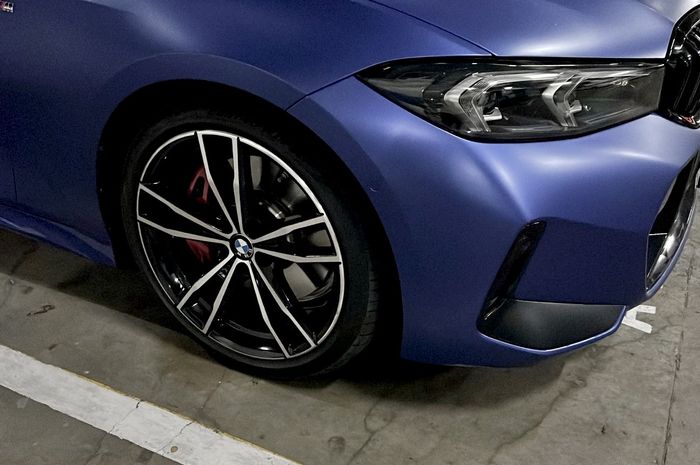 Ada dua sensor yang dipakai BMW buat deteksi tekanan angin ban mobil.