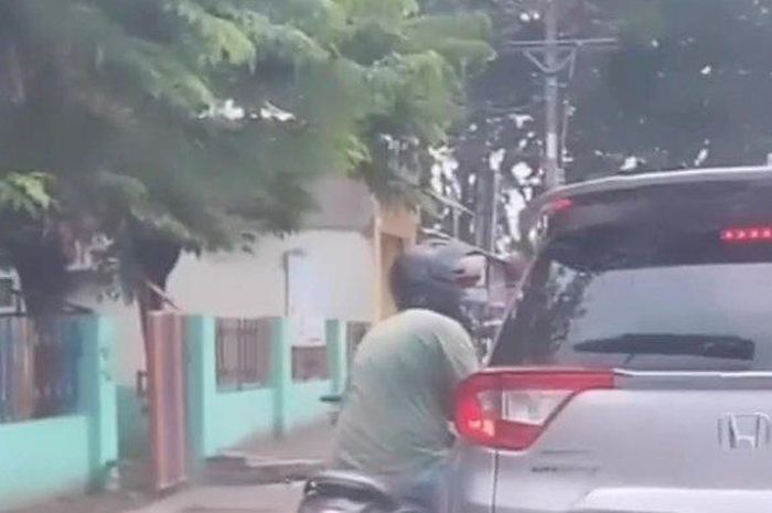Teror pemotor minta-minta secara paksa ke mobil di Surabaya meresahkan warga