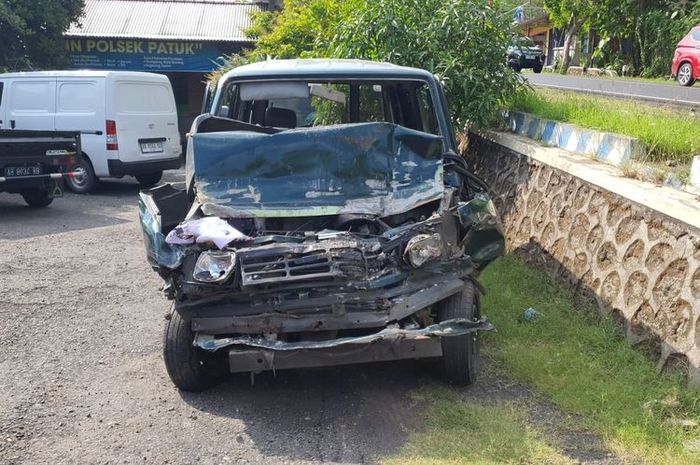 Toyota Kijang Super yang terlibat kecelakaan dengan bus pariwisata di Patuk, Gunungkidul