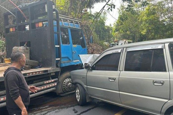 Toyota Kijang Kapsul LGX tabrak truk tronton di Taba Padang, Binduriang, Rejang Lebong, Bengkulu