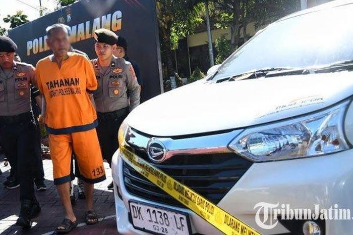 Calo SIM, Arifin (65) berbaju tahanan oranye digelandang Polisi karena bikin rusuh demo blokade pintu masuk Satpas Singosari