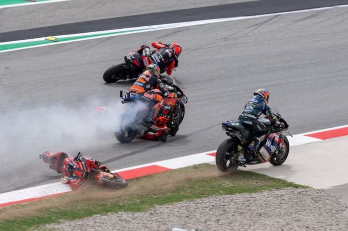 Crash Pecco Bagnaia di MotoGP Catalunya 2023, horor banget saat kakinya dilindas Brad Binder