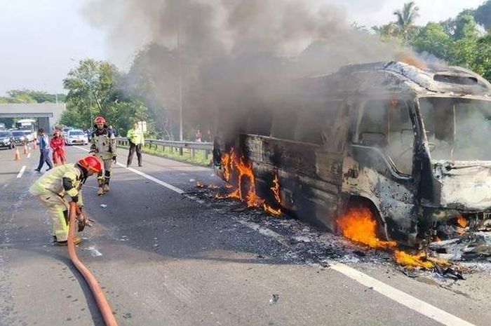 Isuzu Elf hangus di tanjakan Tol Cipularang usai mendadak hilang tenaga di tanjakan. 