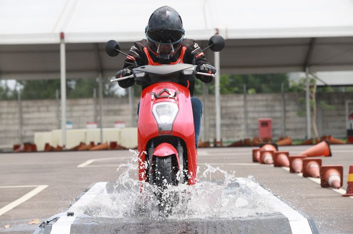 Boleh enggak Honda EM1 e: menerobos banjir ? 