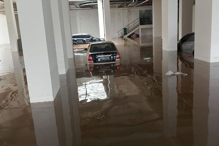 50 mobil di basement apartemen Cisauk, Tangerang terendam banjir, (27/12/23)