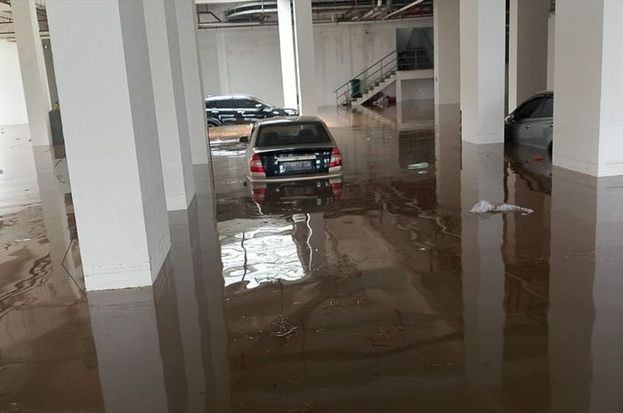 Pertolongan pertama mobil terendam banjir