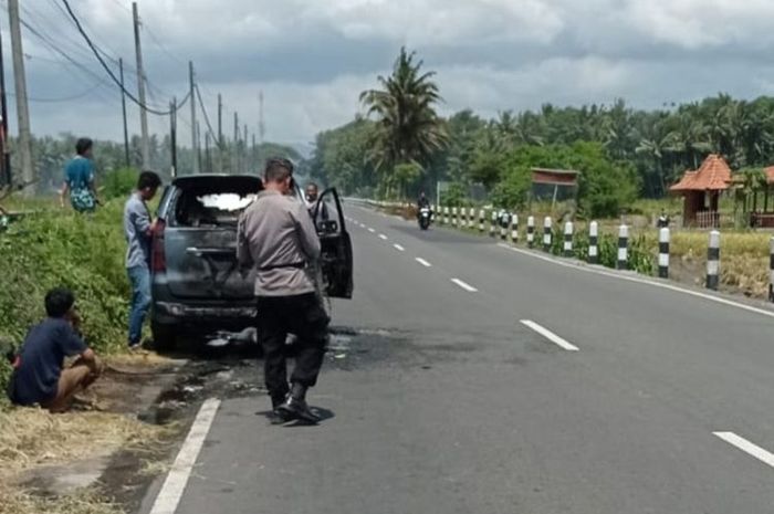 Toyota Avanza yang terbakar di jalan Nagung-Brosot, Sungapan, Wahyuharjo, Lendah, Kulon Progo